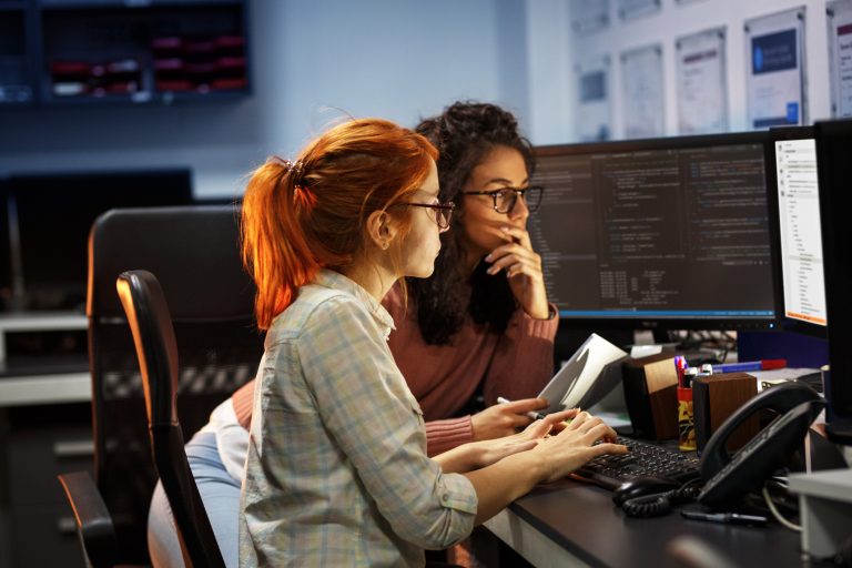 Ei, mulher, por que você não entra na área de tecnologia? Sim, menina, você pode!